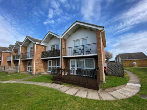 Lovely 6 Berth Villa At Waterside Village Park In Corton Ref 14100W